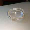 Detailopname van drielagige zilveren open armband met glinsterende zirkonia inlay - 4# 4-laags zilveren gekruiste armband