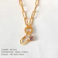 Collana a graffetta in acciaio inossidabile dorato con ciondolo a U e pietra viola - Lettera U (XNL0079)
