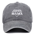 Λεπτομέρεια του κεντήματος Super Mama σε γκρι ξεπλυμένο βαμβακερό καπέλο μπέιζμπολ - Ρυθμιζόμενο / Γκρι