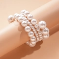 Dettaglio macro del bracciale multi-strato in perle con strati geometrici irregolari - Bianco