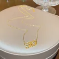 Elegante goldene Titankette mit funkelndem 520-Herz-Anhänger auf Samtständer - 520 Herzstil (X058) / 18K-Gold / Gold