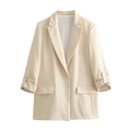 Blazer casual beige disteso con maniche arrotolate e bottoni dorati decorativi di stile - S / Bianco Sporco