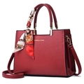 Elegante bolso de mano rojo para bodas con correa bandolera y pañuelo decorativo de seda - Burdeos