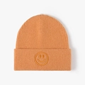 Ingwer-orange Rippstrick-Beanie mit gesticktem Smiley für winterliche Wärme - Einheitsgröße / Orangerot
