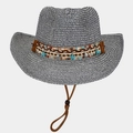 Detalle de sombrero de paja bohemio con colgantes de estrella de mar y barboquejo - Talla única / Azul oscuro