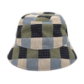 Dettaglio del cappello a secchiello in cotone a quadretti colorati con trama intrecciata - Verde Militare