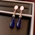 Dettaglio di orecchini vintage in oro con gemme rosa e viola e pendenti a goccia blu - Oro-Viola (Perno in Argento 925)