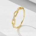 Minimalistischer goldener Kettenglied-Ring mit Zirkonia-Besatz auf weißem Hintergrund - US 6 / Gold