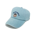 Dettaglio del ricamo dell'orso e del testo sulla berretta da baseball in denim blu chiaro - Denim Blu