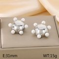 Silberne gedrehte Spiralohrringe mit weißen Perlen und poliertem Metall-Finish - Stählerne 3D-Perlenkugel-Stil (KE114173-KFC)