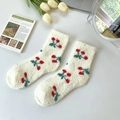 Chaussettes mignonnes en polaire corail blanche avec motifs de cerises rouges et verts - Taille unique / Cerise