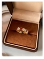 Dettaglio macro di anello a cuore dorato con smalto rosso e zirconi in scatola regalo - Anello Aperto Cuore Placcato Oro / Oro-Rosso