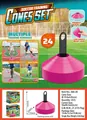 Detailset mit 24 rosa Trainingskegeln und schwarzem Halter auf grünem Fußballfeld - 24 Stück Große Trainingshütchen - Rosa (Weichgummi)