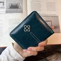 Petit portefeuille en cuir vert foncé avec surpiqûres blanches et boucle en trèfle - Cyan