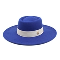 Dettaglio cappello in lana blu Klein con nastro beige e spilla in metallo dorato M - Blu