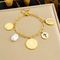 Dettaglio bracciale placcato oro con croce in smalto bianco e ciondoli a moneta vintage - Bracciale Perle Medaglia Religiosa Oro (B1808)