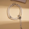 Dettaglio collana di perle multistrato con ciondoli angelo e nappe lunghe di piume - Collana-Bianco