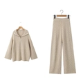 Minimalistisches Strick-Set mit Oversize-Kragen-Pullover und weiter Hose in Beige - Einheitsgröße / Kamelsatz
