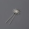 Eleganter silberner Haarclip mit funkelnden Strasssteinen in Sternform für Damenfrisuren - Silber