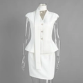 Dettaglio del gilet bianco peplum con bottoni dorati e minigonna abbinata sul modello - S / Bianco
