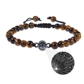 Makro-Detail des Tigerauge-Perlenarmbands mit 100 Sprachen Projektionsstein - Runder Anhänger - Tigerauge