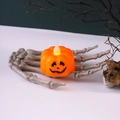 Candela LED a forma di zucca di Halloween tenuta da una mano di scheletro - Luce Notturna a Zucca