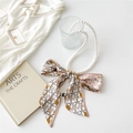 Détail du collier foulard en soie rose avec motif artistique et perles blanches - Fille Aux Cheveux Longs Rose