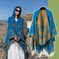 Poncho à capuche en maille ethnique bleu et jaune moutarde à fleurs avec franges - Couleur 41