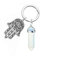 Detail eines Hamsa-Hand-Anhängers mit Opal-Kristallsäule an einem Metallschlüsselbund - Opalith