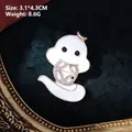 Broche de fantasma blanco con bordes dorados y brillantes en terciopelo verde - Estilo Fantasma Lindo (XZ24367-元宝蛇)