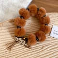 Détail du bracelet en pompon pelucheux et perles de bois avec pendentif chat - Pendentif Ours