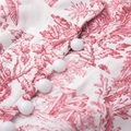 Détail de l'imprimé Toile de Jouy rouge sur robe en coton blanc avec boutons en résine - S / Type standard
