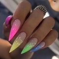 Detailopname van kleurrijke stiletto kunstnagels met een levendig macaron verloop - Macaron Kleurrijke Ombre Stijl (AW356)