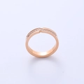 Anillo de acero de titanio oro rosa con diseño en V y pavé de diamantes brillantes - US 5 / Oro rosa