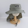 Dettaglio cappello parasole grigio-verde con protezione collo e stemma Little Hiker - 50cm (1-3 anni) / Verde Militare