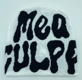 Witte Y2K gebreide muts met opvallende zwarte Mea Culpa jacquard belettering - Wit met zwarte letters