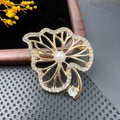 Broche fleur dorée élégante avec cristaux blancs et perle sur velours noir - BZ088 Feuille de Lotus Creuse