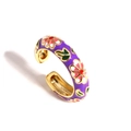 Détail d'une bague en émail marguerite mauve avec base dorée et motifs floraux - Violet