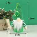Grüner St. Patrick's Day Gnom mit Kleeblatt-Hut, weißem Bart und LED-Leuchtfunktion - Gestreifte Mütze Leuchtender Zwerg / Grün
