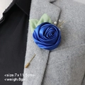 Prendedor de rosa de satén azul marino con perlas en un traje de lana gris - Azul Real