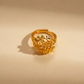 Detailansicht eines 24k vergoldeten Rings mit einer Gruppe von 3D-geschnitzten Blumenblüten - Dreidimensionaler Blumencluster Ring / Mattgold