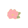 Vue détaillée de la broche fleur de lys en émail rose avec feuilles vertes et métal doré - Camélia Rose (XZ4151)