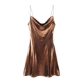 Detalle del vestido de satén bronce metalizado con cuello desbocado y finas cadenas - Café