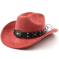 Détail d'un chapeau de cowboy en suédine rouge avec rivets turquoise et boucle métal - M (56-58cm) / Rouge Brique