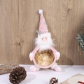 Detail eines rosa Zwerg-Korbs mit Paillettenmütze und geflochtenem Holzaufbewahrung - Rosa Süßigkeitenkorb Weihnachtsmann