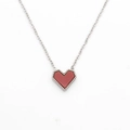 Collar de acero de titanio 18k con colgante de corazón rojo y borde perlado plata - Color Acero