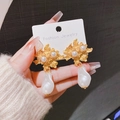 Pendientes de flores doradas con perlas irregulares y aguja de plata S925 estilo vintage - Dorado