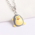 Dettaglio macro del ciondolo a pinguino in argento S925 con smalto colorato - SPD12 Pinguino Grigio (Solo Ciondolo)