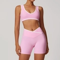 Rosa Sport-Yoga-Set mit weißem Kontrastbesatz und Crossover-Taille-Shorts - S / Kirschblütenrosa