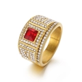 Anello hip hop in oro e acciaio con gemma rossa quadrata e dettagli in cristallo - US 7 / Oro + Pietra Rossa